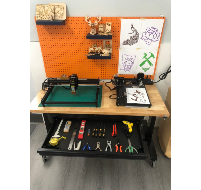 Bàn kiểu Workbench chuyên dụng cơ khí thực hành máy CNC Router, CNC laser, Cơ khí, In 3D có ngăn kéo đựng bộ dụng cụ lắp ráp, kèm tấm Pegboard, giá treo và có bánh xe